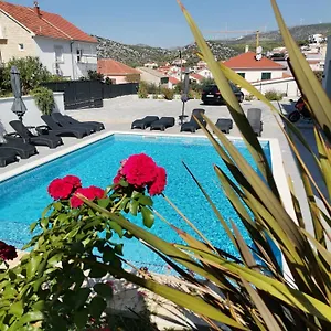 Barbara & Zoran With Heated Swimming Pool Appartement
