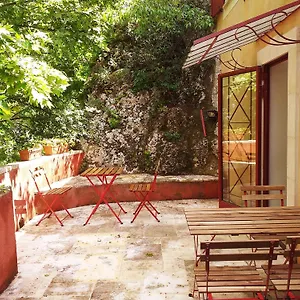 Maison Au Coeur De De Vaucluse, Nichée Sur Le Rocher Et Surplombant La Sorgue , Fontaine-de-Vaucluse France